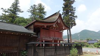 社殿の裏に回ると、歴史の深さを感じられる