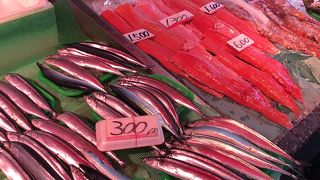 新鮮な野菜や魚介類が売られている