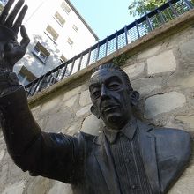 近くで見ると不気味。