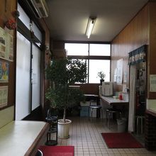 店内。朝１０時半過ぎ。