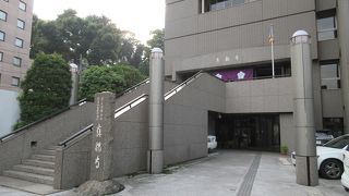 近代的なビルで、信徒の安全を守る堅牢さ。