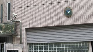 飯倉公園向かいの薄いピンク色のビルです。