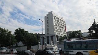 高い塀に囲まれています。