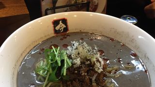 東口の大通り。人気グルメ店多し！宮城野通駅そばの担々麺 吟がお勧めです！