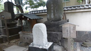 墓石の前に建てられた石を削ることができます