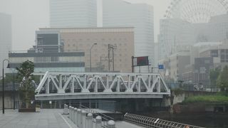 象の鼻パークと赤レンガ倉庫の間に有る橋