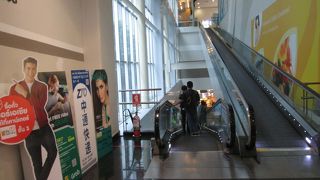 大きくて勾配の緩やかなエスカレーターが完備