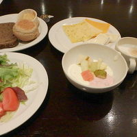 私のチョイス。朝食は菜食主体と決めているがチーズを食べすぎた