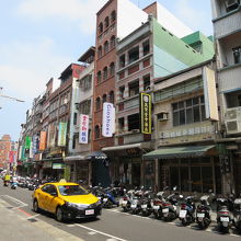 通りを走るタクシー