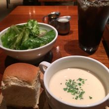 サラダ、パン、玉ねぎのポタージュ、アイスコーヒー