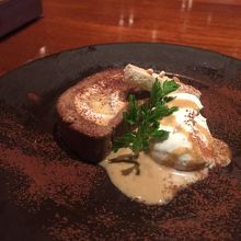 デザートはプラリネキャラメルと洋なしのロールケーキ