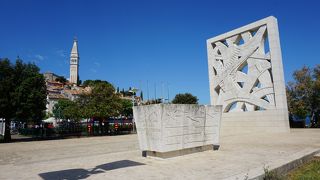 【ロヴィニ】旧市街の北にある記念碑