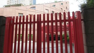 美術館のような外観はとても目立ちます。