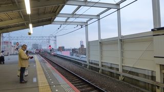 様々な車両が通ります