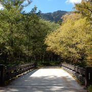 田代橋から中州に渡り、さらに右岸へ渡る橋です。　田代橋より穂高連峰が見やすいです。