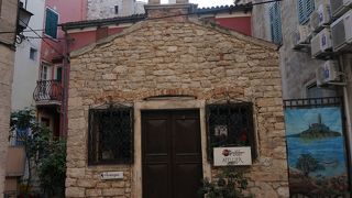 【ロヴィニ】旧市街にある小さな教会