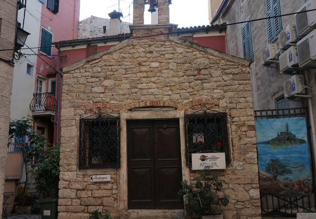 【ロヴィニ】旧市街にある小さな教会