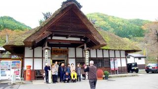 日本の風情がいっぱい、茅葺き屋根の駅舎