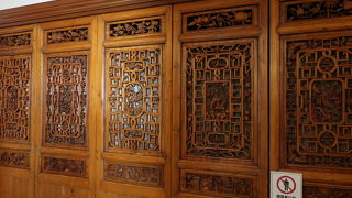透かし彫りの扉が見事