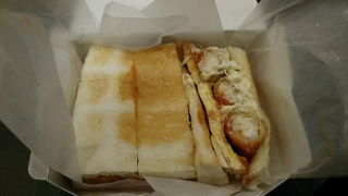 エビフライを挟んでみました。