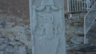 【ロヴィニ】海辺に十字架がある教会