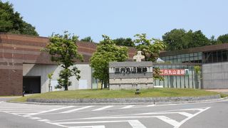 縄文時代の土器などが展示されています