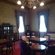 館内は明治当時の家具や様式が見られます。