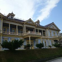 建物の外観。派手で鮮やかですが年期を感じさせます。