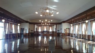 函館市内の元町公園近傍にある明治時代の洋風建築、国の重要文化財。明治当時の洋館の家具や様式がたいへん立派。