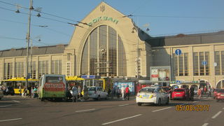 大きな古典的な駅舎です。