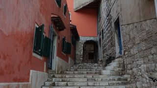 【ロヴィニ】大桟橋から旧市街への階段通り