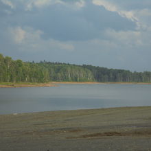 寂しい雰囲気の湖畔