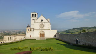 ジョット、チマーブエ、シモーネ・マルティーニが彩る、堂々たる巡礼の地の聖堂