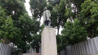 常盤橋公園にポツンと立つ