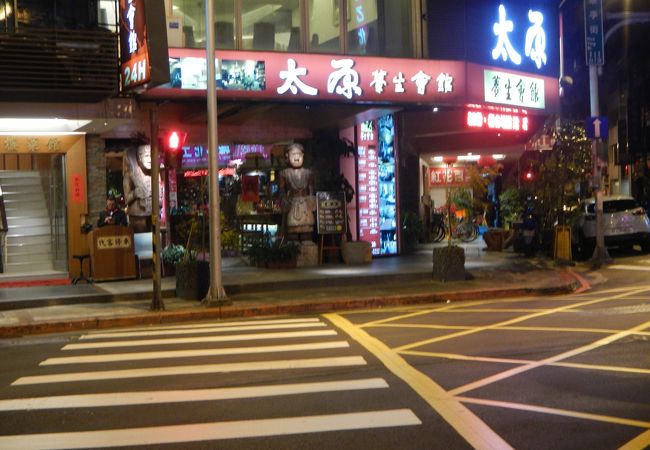 大きく綺麗な店構え。日本語通じます。