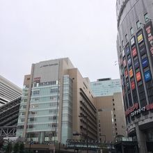 ヨドバシカメラへは２階の広場にある歩道橋で行き来可能です