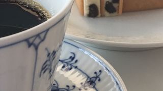 六花亭の花柄に囲まれたｃａｆｅ