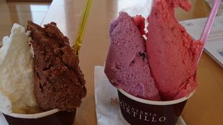 自然の中で食べるジェラート