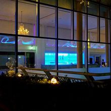 パシフィコ横浜の２階、海側にあります。