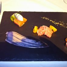 前菜はサーモン、生ハム、さんまのアレンジ