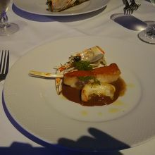 魚料理はエビと金目鯛