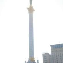 上部は女性の像です。