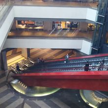 みなとみらい駅アクセスのエスカレータ