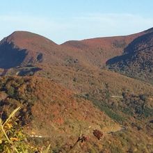 紅葉した山々
