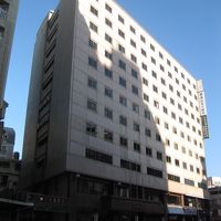 この建物を左に進むとMRT駅