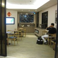 この部屋の左奥にPC、右奥にコーヒーとお菓子。自由に使える