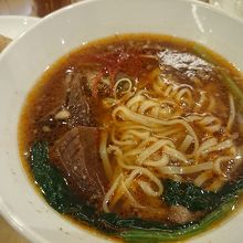 麻辣牛肉麺は、柔らかくて大きな牛肉に、太麺の麺で美味しい♪