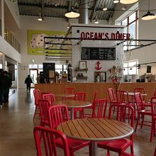 中央の飲食スペース