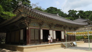 境内に舎利塔があります