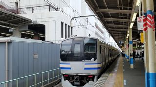 東京と成田空港を結ぶ総武線快速
